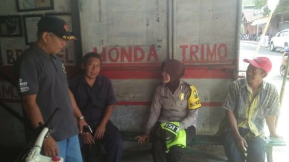Sambang Ke Pangkalan Ojek Bhabinkamtibmas Desa Pesanggrahan Polsek Batu Kota Binluh Sampaikan Pesan Kamtibmas Tatib Lalin