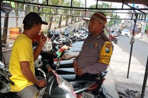 laksanakan DDS dengan cara Sambangi Jukir Bhabin Kel.Temas Polsek Batu Kota Sampaikan Pesan Kamtibmas