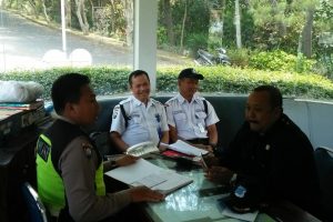 Sambang Satpam Pengemban Fungsi Kepolisian Terbatas Bhabin Kel Sisir Polsek Batu Sampaikan Peningkatan Pam Swakarsa