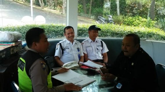 Sambang Satpam Pengemban Fungsi Kepolisian Terbatas Bhabin Kel Sisir Polsek Batu Sampaikan Peningkatan Pam Swakarsa