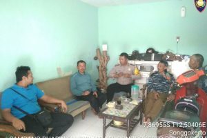 Silaturahmi Tokoh Masyarakat Bhabinkamtibmas Kelurahan Songgokerto Polsek Batu Kota Polres Batu Sampaikan Pesan Kamtibmas serap aspirasi warga dan dalam rangka Harkamtibmas