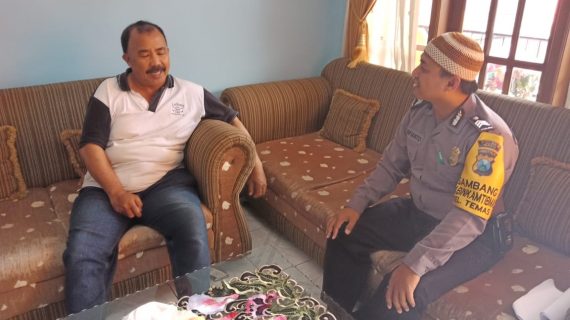 Door To Door System Kunjungan Tokoh Masyarakat Bhabinkamtibmas Polsek Batu Kota Polres Batu Jaga Kerukunan Tetangga