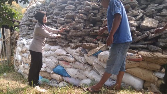 Bhabinkamtibmas Desa Pesanggrahan Polsek Batu Kota Jalin Silaturahmi Lakukan Sambang Warga