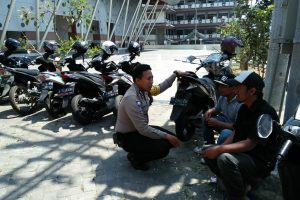 Sambang Tempat Parkir Gor Gajahmada Bhabin Kelurahan Sisir Polsek Batu Kota Sampaikan Pesan Kamtibmas