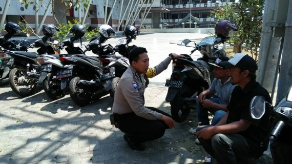 Sambang Tempat Parkir Gor Gajahmada Bhabin Kelurahan Sisir Polsek Batu Kota Sampaikan Pesan Kamtibmas