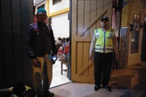 Anggota Polsek Bumiaji melaksanakan pengamanan Giat Kebaktian di gereja El Shadai Bumiaji