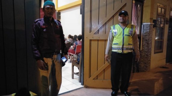Anggota Polsek Bumiaji melaksanakan pengamanan Giat Kebaktian di gereja El Shadai Bumiaji