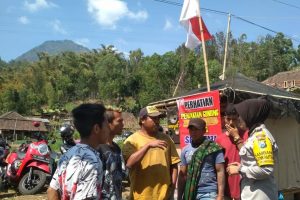 Anggota Bhabin Sambang Lokasi Parkir Wisata Gunung Panderman Bhabin Desa Pesanggrahan Polsek Batu Kota Sampaikan Pesan Kamtibmas