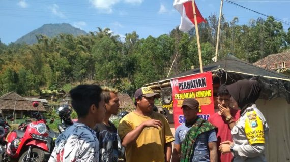 Anggota Bhabin Sambang Lokasi Parkir Wisata Gunung Panderman Bhabin Desa Pesanggrahan Polsek Batu Kota Sampaikan Pesan Kamtibmas