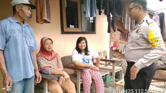  Sambang Sore Kunjungan Kerukunan Tetangga Bhabinkamtibmas Kelurahan Songgokerto Polsek Batu Kota Polres Batu serap aspirasi warga dan dalam rangka Harkamtibmas