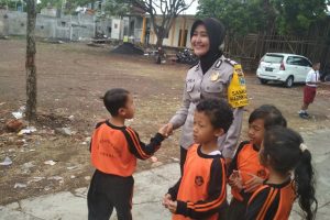 anggota Bhabin Desa Pesanggrahaan Polsek Batu Kota Brig Laila Sambang Sekolah SD Negeri Pesanggrahaan 01 Batu