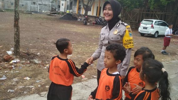 anggota Bhabin Desa Pesanggrahaan Polsek Batu Kota Brig Laila Sambang Sekolah SD Negeri Pesanggrahaan 01 Batu