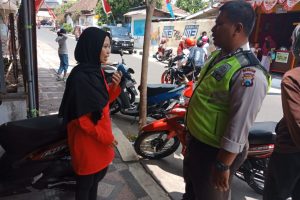 Kegiatan Sambang Tempat Usaha warga Kanit Binmas Polsek Batu Kota Polres Batu Sampaikan Pesan Kamtibmas serap aspirasi warga dan dalam rangka Harkamtibmas