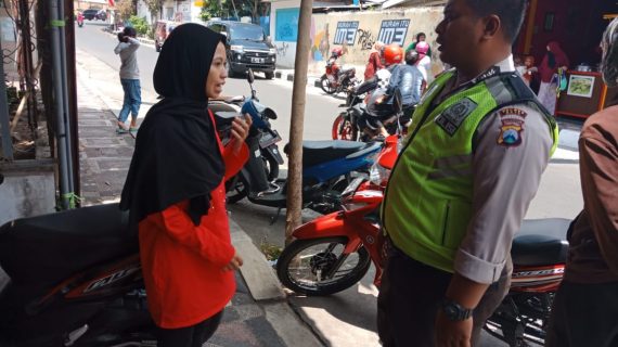 Kegiatan Sambang Tempat Usaha warga Kanit Binmas Polsek Batu Kota Polres Batu Sampaikan Pesan Kamtibmas serap aspirasi warga dan dalam rangka Harkamtibmas