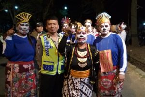 Brigadir Ibnu Mubarok Bhabinkamtibmas Desa Pendem melaksanakan silaturahim dan menghadiri giat gerak jalan di Desa Binaan.