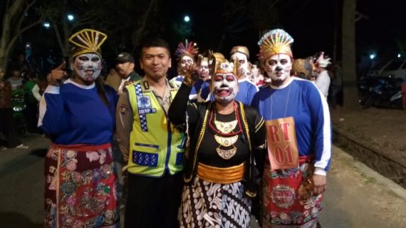 Brigadir Ibnu Mubarok Bhabinkamtibmas Desa Pendem melaksanakan silaturahim dan menghadiri giat gerak jalan di Desa Binaan.