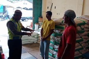 Pasar Batu Bhabinkamtibmas Kelurahan Temas Polsek Batu Kota Polres Batu Sampaikan Pesan Kamtibmas Agar Aman Nyaman