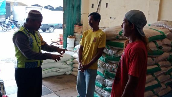 Pasar Batu Bhabinkamtibmas Kelurahan Temas Polsek Batu Kota Polres Batu Sampaikan Pesan Kamtibmas Agar Aman Nyaman
