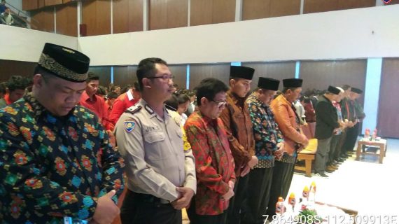 Bhabin Kelurahan Songgokerto Polsek Batu Hadiri Malam Pentas Seni Mahasiswa YPPII Batu