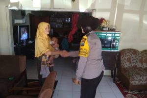 Bhabinkamtibmas Silaturahmi Warga, Tingkatkan Kepercayaan Masyarakat Terhadap Polri Bhabinkamtibmas Desa Pesanggrahaan Polsek Batu Kota Polres Batu