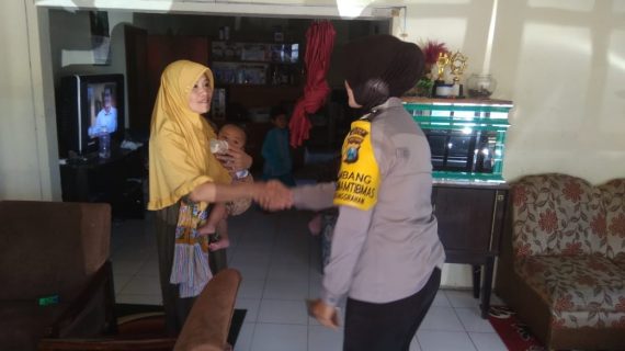 Bhabinkamtibmas Silaturahmi Warga, Tingkatkan Kepercayaan Masyarakat Terhadap Polri Bhabinkamtibmas Desa Pesanggrahaan Polsek Batu Kota Polres Batu