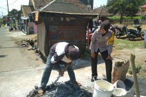 Door To Door System Sambang Tokoh Masyarakat Bhabin Desa Pesanggrahaan Polsek Batu Kota Sampaikan Pesan Kamtibmas