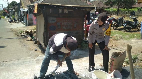 Door To Door System Sambang Tokoh Masyarakat Bhabin Desa Pesanggrahaan Polsek Batu Kota Sampaikan Pesan Kamtibmas