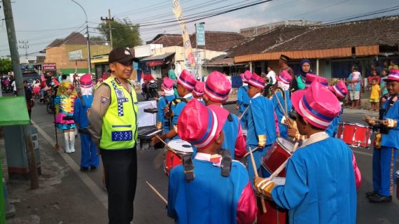 Brigadir Ibnu Mobarok melaksanakan pengamanan giat silaturahmi dan drumband anak anak di Desa Pendem Junrejo
