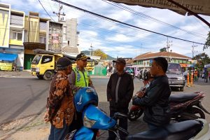 Sambangi Warga binaan, Bhabinkamtibmas Kelurahan Temas Polsek Batu Kota berikan binluh 