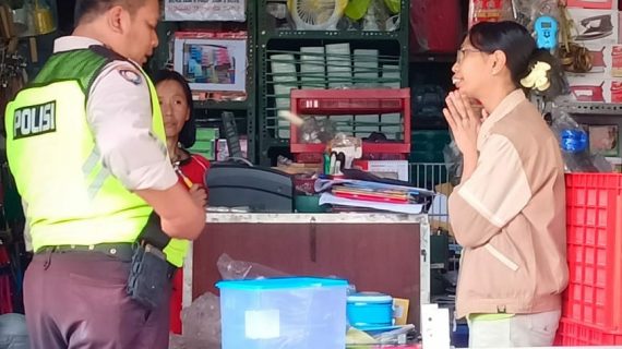 Lakukan Pendekatan Guna Jalin Mitra Dengan Masyarakat, Kanit Binmas Polsek Batu Polres Batu Giat Sambang Ke Tempat Toko Elektronik