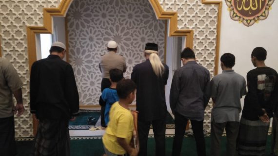 Kapolsek Bumiaji menjadi Imam sholat Maghrib dalam rangka Giat Memakmurkan Masjid 