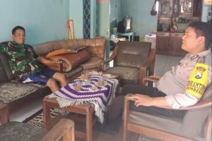Sambang Sore Silaturahmi Ke Rumah Tokoh Masyarakat Bhabin Desa Sumberejo Polsek Batu Kota Sampaikan Pesan Kamtibmas