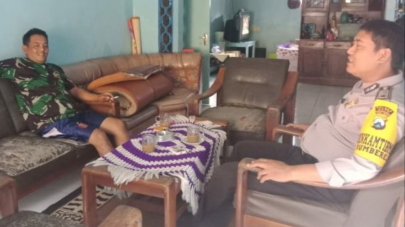 Sambang Sore Silaturahmi Ke Rumah Tokoh Masyarakat Bhabin Desa Sumberejo Polsek Batu Kota Sampaikan Pesan Kamtibmas