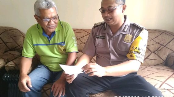 Pelayanan Prima Kepolisian Pemberitahuan Masa Berlaku SIM Bhabin Kel.Songgokerto Polsek Batu Kota Lakukan Kunjungan Warga