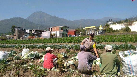 Upaya Preventif Polri di  Masyarakat Wilayah, Giat Sambang Desa Bhabinkamtibmas Kelurahan Songgokerto Polsek Batu Polres Batu Tingkatkan Kepercayaan Masyarakat terhadap Polri