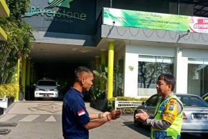 Kunjungi Satpam sebagai Pengemban Fungsi Kepolisian Terbatas Bhabin Kel Temas Polsek Batu Sampaikan Peningkatan Pam Swakarsa