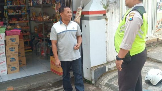 Sambang Ke Tempat Usaha Kanit Binmas Polsek Batu Kota Polres Batu Sampaikan Pesan Kamtibmas Kondusif