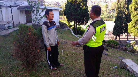 Anggota Bhabinkamtibmas Giat Silahturahmi, Sambut Pileg Damai Kanit Binmas Polsek Batu Kota Polres Batu Lakukan Silaturahmi Kepada Tokoh Masyarakat