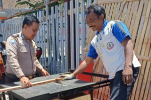 Sambangi Desa Binaan Bhabin Desa Sidomulyo Polsek Batu Kota Sampaikan Pesan Kamtibmas kepada pengusaha mebel