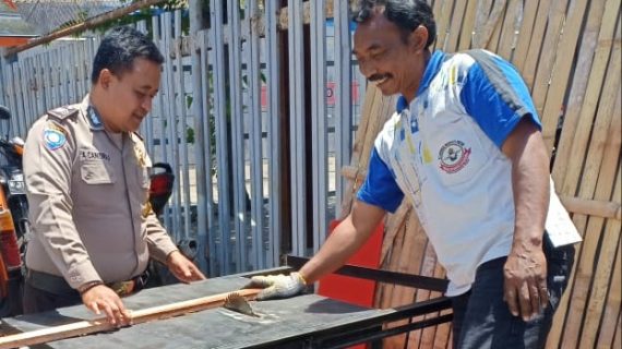 Sambangi Desa Binaan Bhabin Desa Sidomulyo Polsek Batu Kota Sampaikan Pesan Kamtibmas kepada pengusaha mebel
