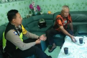 Silaturahmi Dengan Tokoh Masyarakat Bhabin  Sisir Polsek Batu Kota Polres Batu Sampaikan Pesan Kamtibmas Agar Wilayah Tetap Kondusif