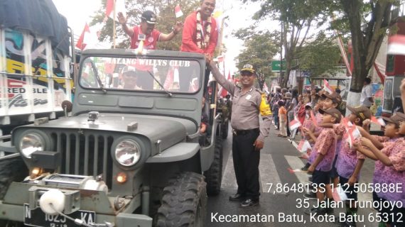 Bhabin Kelurahan Songgokerto Polsek Batu Kota Bersama Pelajar SD Songgokerto Sambut Kedatangan Atlet Paralayang Peraih Medali Asia Games