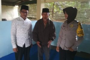 Bhabin Polsek Batu polres Batu Menghadiri Kegiatan Bedah krawang Desa Pesanggrahan