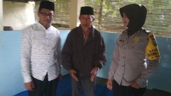 Bhabin Polsek Batu polres Batu Menghadiri Kegiatan Bedah krawang Desa Pesanggrahan