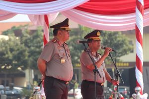 Kapolres Batu Mengikuti giat Farewell Parade Kapolda Jatim dari Irjen Pol Machfud Arifin SH kepada Irjen Pol Drs Luki Hermawann
