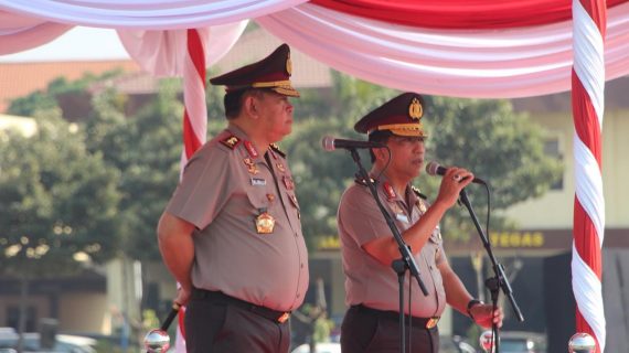 Kapolres Batu Mengikuti giat Farewell Parade Kapolda Jatim dari Irjen Pol Machfud Arifin SH kepada Irjen Pol Drs Luki Hermawann