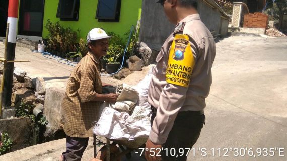 Door To Door System Kunjungan Rumah Warga Bhabinkamtibmas Kelurahan Songgokerto Polsek Batu Kota