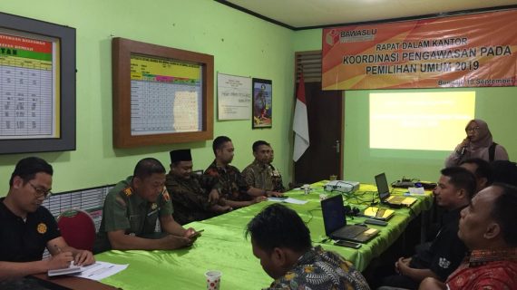Anggota Polsek Bumiaji Menghadiri Rapat Dalam Kantor Koordinasi Pengawasan Pemilu Th 2019