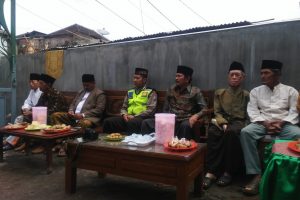 Bhabin Polsek Pujon Polres Batu Menghadiri Giat Santunan Anak Yatim Dan Duafa Di Desa Ngabab