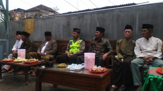 Bhabin Polsek Pujon Polres Batu Menghadiri Giat Santunan Anak Yatim Dan Duafa Di Desa Ngabab